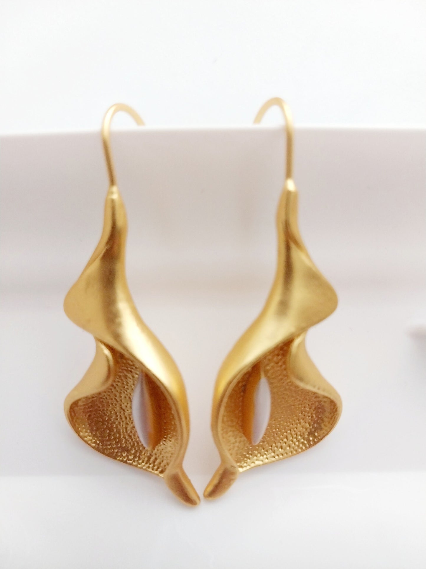 Long Lily Flower Hanging Earrings Lily Flower Drop Earrings Golden Style New Unique Design High Quality Urban Modern Earrings Free Shipping