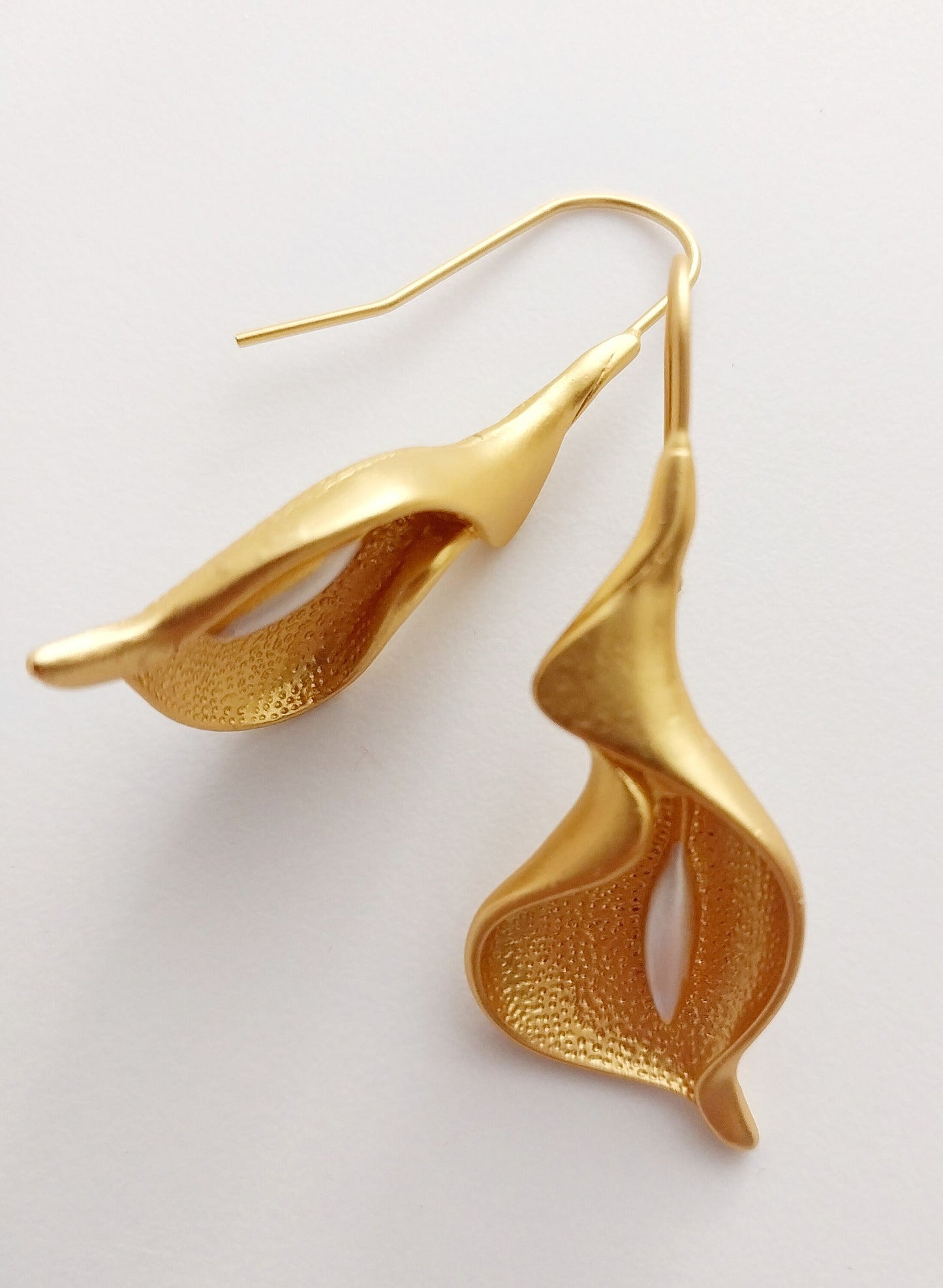 Long Lily Flower Hanging Earrings Lily Flower Drop Earrings Golden Style New Unique Design High Quality Urban Modern Earrings Free Shipping