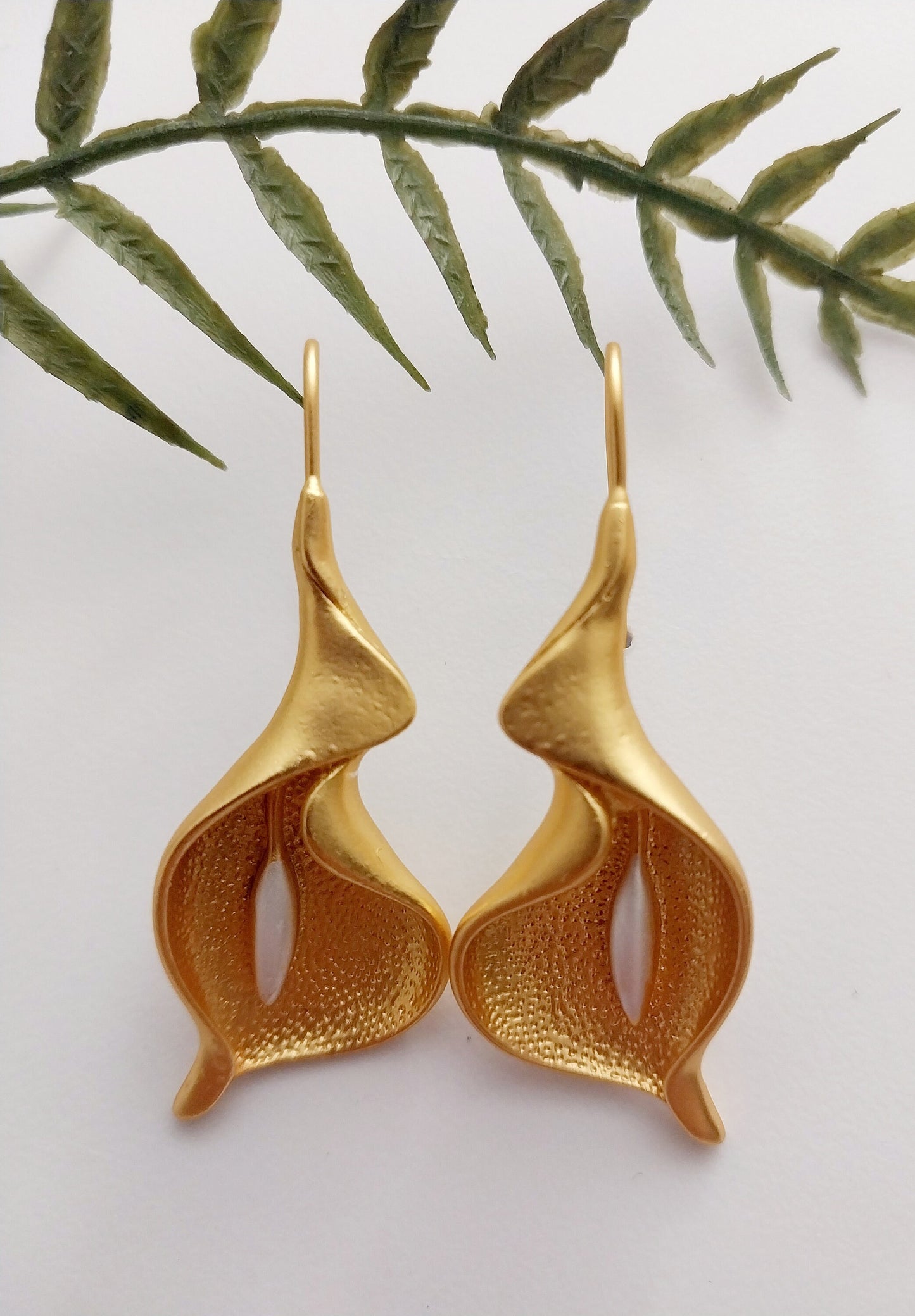 Long Lily Flower Hanging Earrings Lily Flower Drop Earrings Golden Style New Unique Design High Quality Urban Modern Earrings Free Shipping