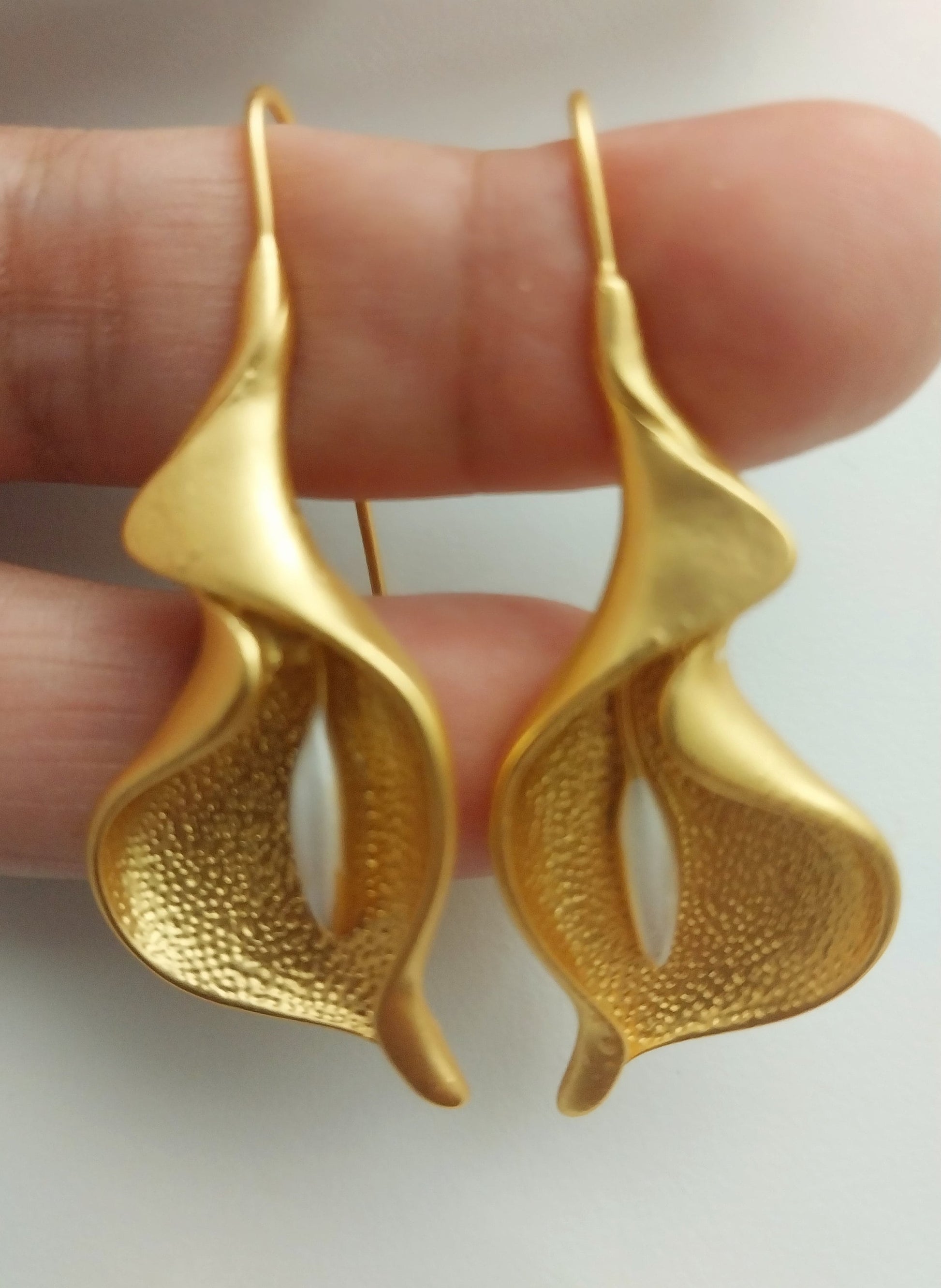 Long Lily Flower Hanging Earrings Lily Flower Drop Earrings Golden Style New Unique Design High Quality Urban Modern Earrings Free Shipping