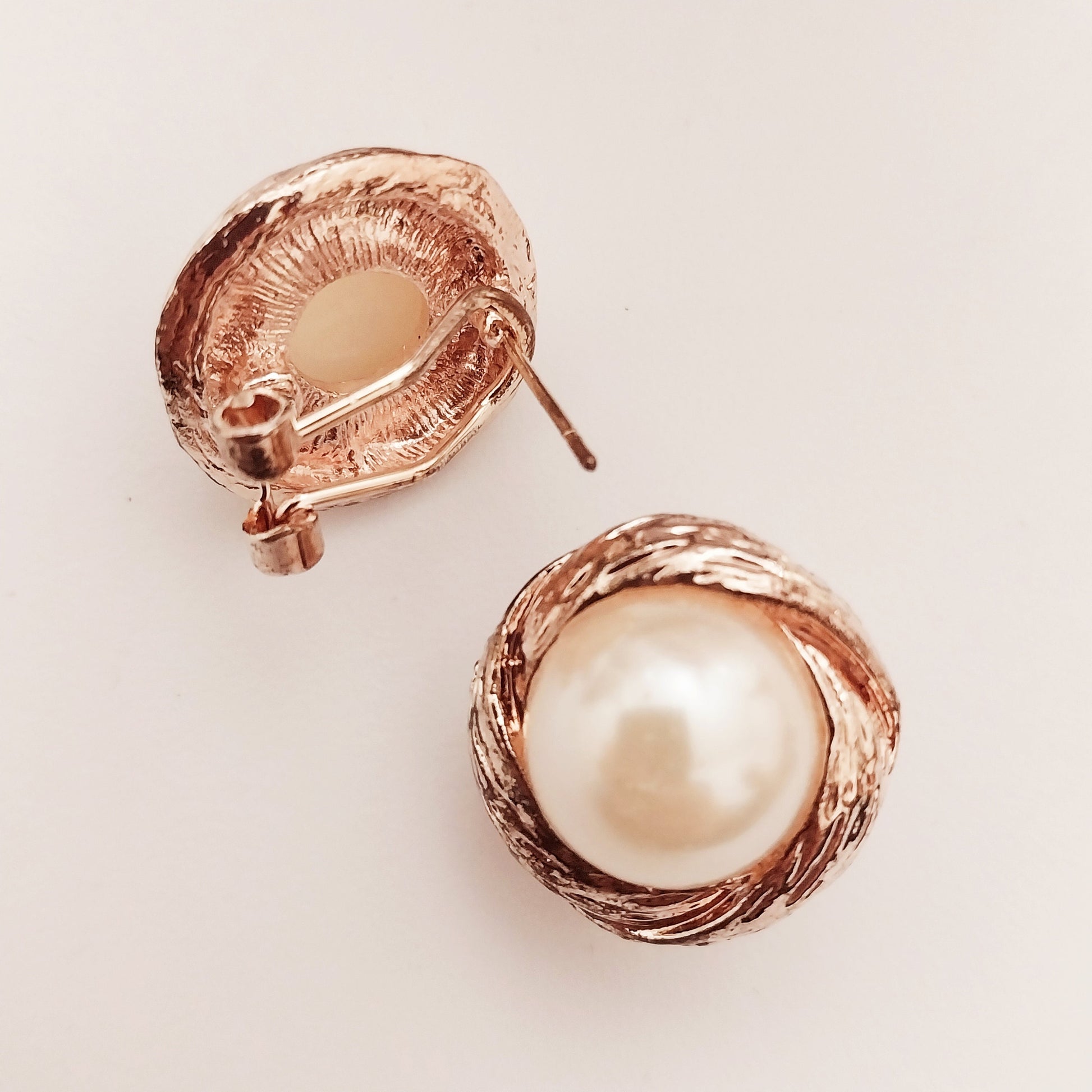 Golden Round Earrings Vintage European Style Clip Earring New Fashion Modern Earring Unique Design Urban Pearl Ball Earring