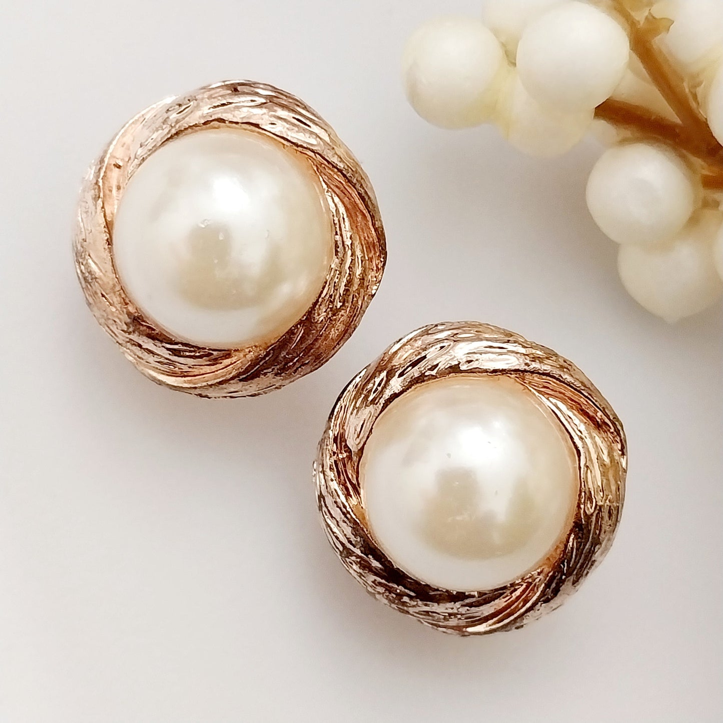 Golden Round Earrings Vintage European Style Clip Earring New Fashion Modern Earring Unique Design Urban Pearl Ball Earring