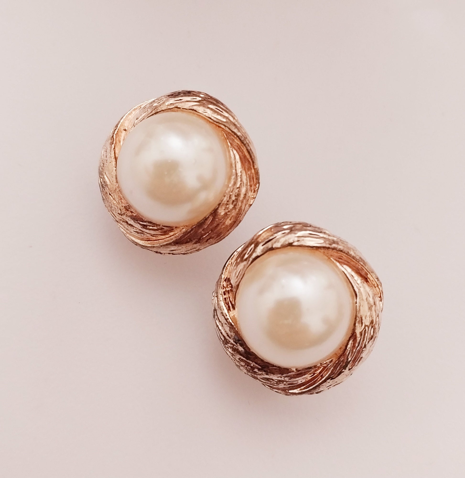 Golden Round Earrings Vintage European Style Clip Earring New Fashion Modern Earring Unique Design Urban Pearl Ball Earring