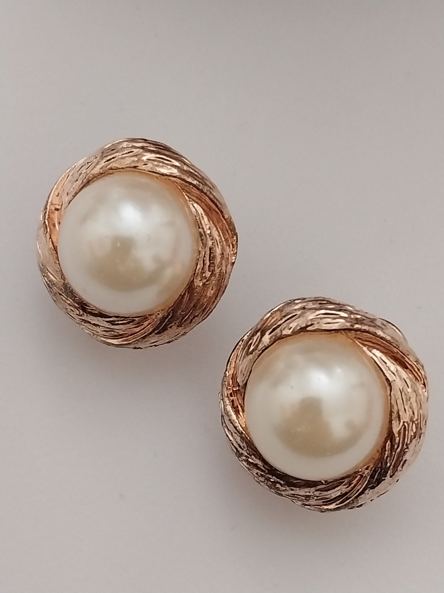 Golden Round Earrings Vintage European Style Clip Earring New Fashion Modern Earring Unique Design Urban Pearl Ball Earring