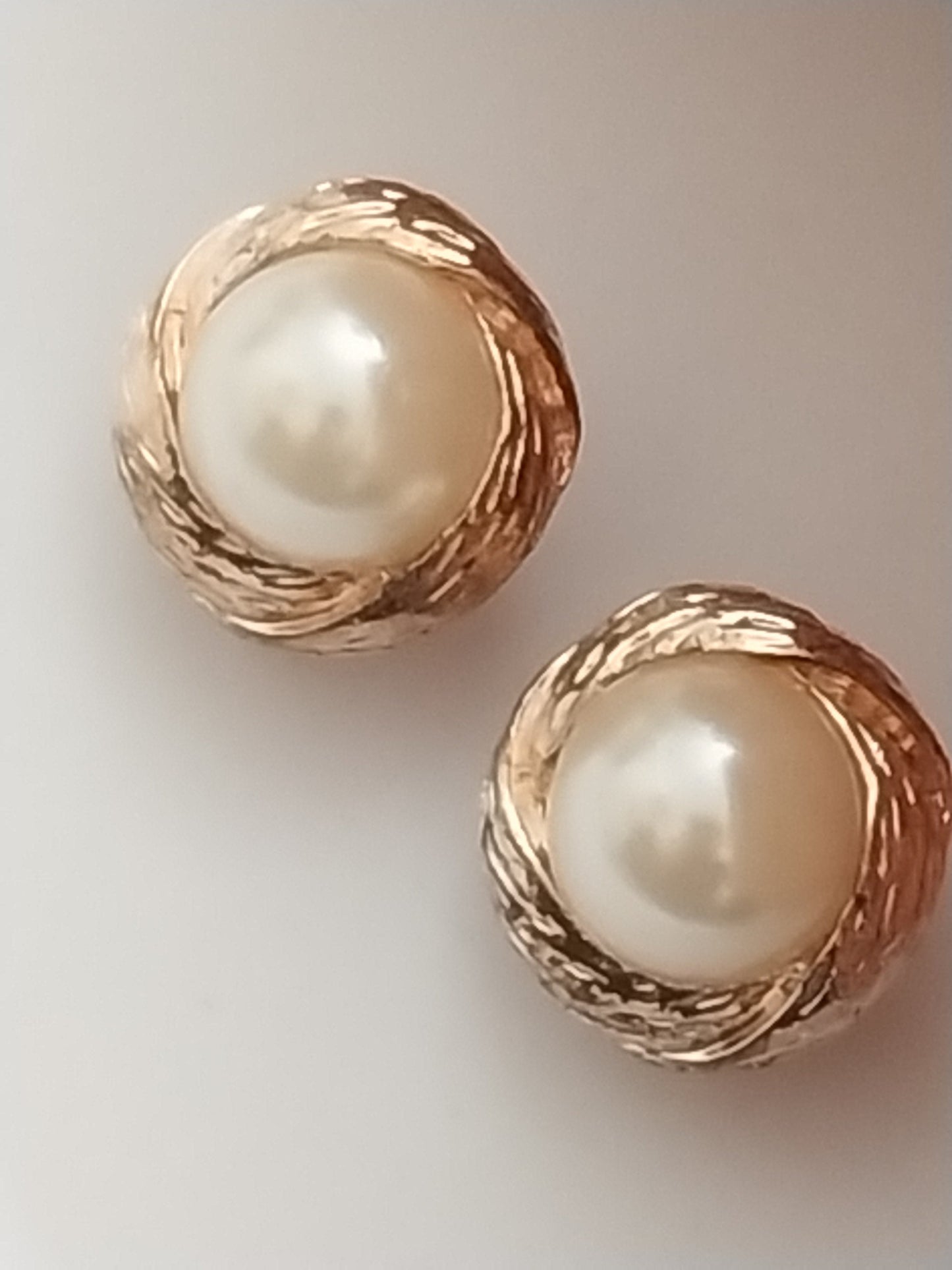 Golden Round Earrings Vintage European Style Clip Earring New Fashion Modern Earring Unique Design Urban Pearl Ball Earring